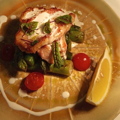 Морской окунь со спаржей и соусом тонкацу в Эник Беник по цене 1070 ₽