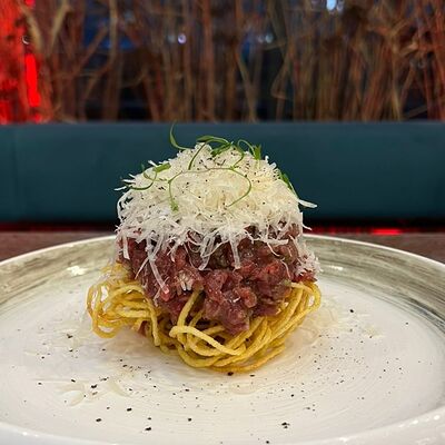 Тартар из говядины с картофелем пай и пармезаном в Wine and Whiskey by Simple по цене 1050 ₽