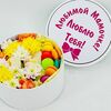Подарочный бокс для мамы с цветами и пирожным макарони в Дарите красиво по цене 4290