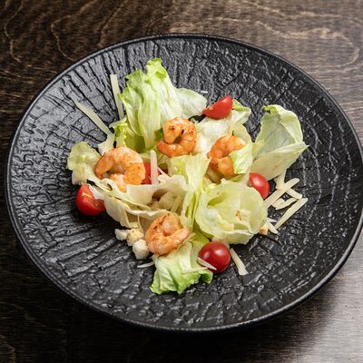 Салат Цезарь с креветками в Суши & Саке Izakaya Bar по цене 847 ₽