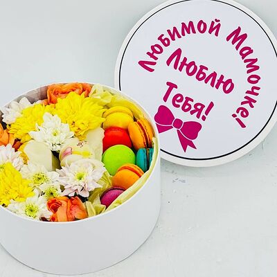 Подарочный бокс для мамы с цветами и пирожным макарони в Дарите красиво по цене 4290 ₽