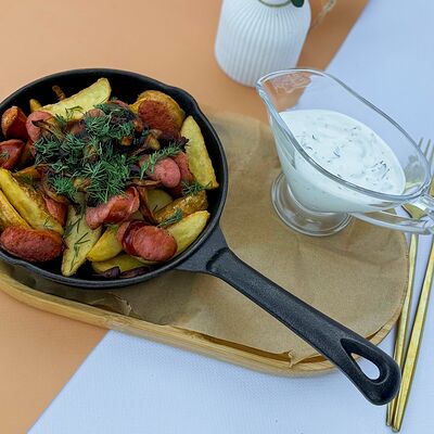 Жареная картошка со сметаной и колбасками в Wow Tortik по цене 770 ₽