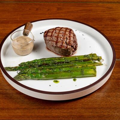 Филе-миньон со спаржей и перечным соусом в The 312 по цене 2280 ₽