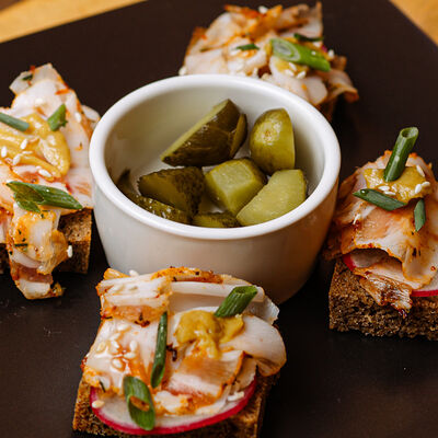 Бородинский хлеб с салом и огурцом в ЛЕЛЬКОВ & Kitchen по цене 462 ₽