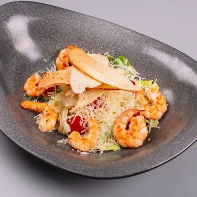 Салат Цезарь с креветками в Crazy Brothers по цене 490 ₽