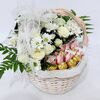 Корзина с цветами и конфетами Раффаэлло и Ферреро Рошев Дарите красиво по цене 8199