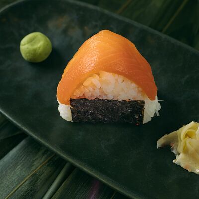 Онигири лосось и угорь в Sushi lovers по цене 369 ₽