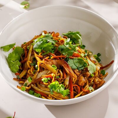 Лапша Чоу Мейн с говядиной в Кукумбер по цене 890 ₽