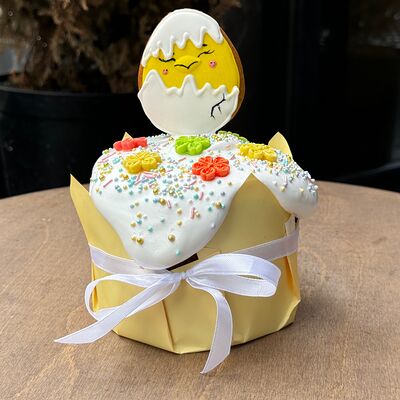 Кулич творожно-ванильный пряничный цыпленокв По кофе по цене 1600 ₽