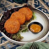 Жареный сулугуни с брусничным соусом в ШБ Next