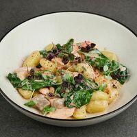 Картофельные ньокки с диким лососем сыром чеддер и молодым шпинатом в Кулинарный цех