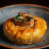 Пирог с щеками и мозговой косточкой в Inside