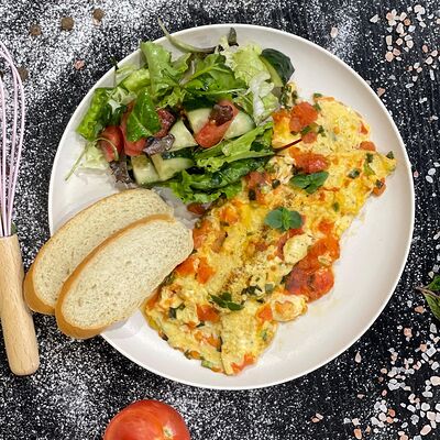 Омлет с помидорами и зеленым луком в Cake bakery по цене 465 ₽