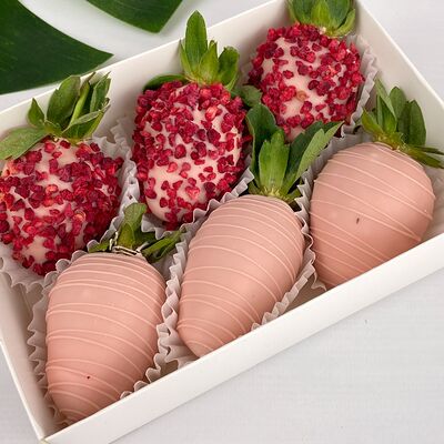 №4. 6 клубничек в розовом шоколаде с малиной и полосками в Durian Экзотические фрукты по цене 1350 ₽