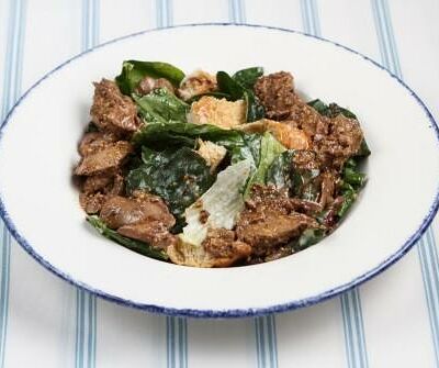 Зеленый салат с куриной печенью, гренками и горчичной заправкой в Одесса-мама по цене 490
