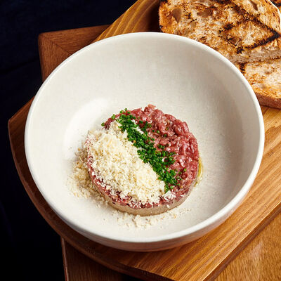 Тартар из телятины с икрой из белых грибов и поджаренным тартином в Булгаков по цене 680 ₽