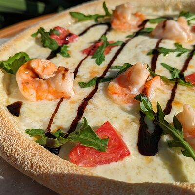 Пицца с королевскими креветками в Чёрноморская пицца по цене 650 ₽