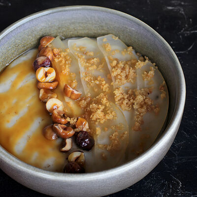 Овсяная каша, груша, фундук, соленая карамель в Branch по цене 560 ₽