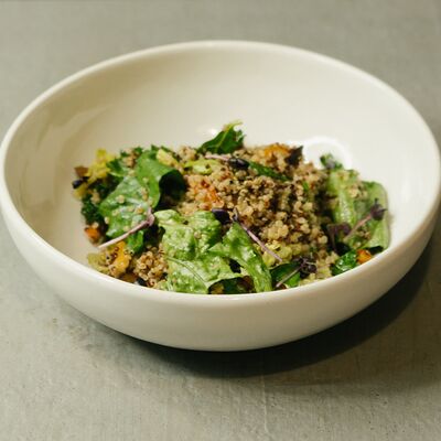 Салат с киноа, грибами шиитаки, зеленью и болгарским перцем в Крапива по цене 650 ₽