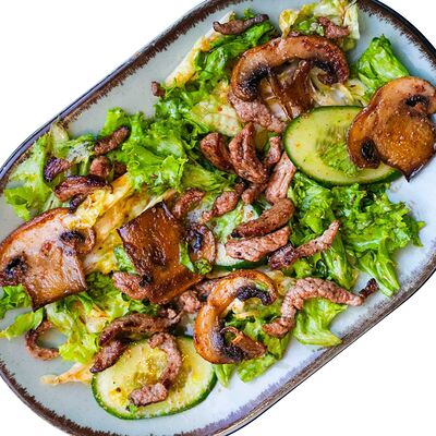 Пряный салат с говяжьей вырезкой в Папа плов по цене 540 ₽