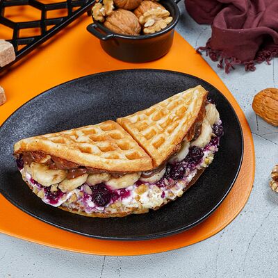 Вафля с бананом и голубикойв Оу май паста по цене 550 ₽