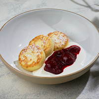 Творожные сырники со сметаной и ягодным соусом (клубника, черника) в DEQUFO