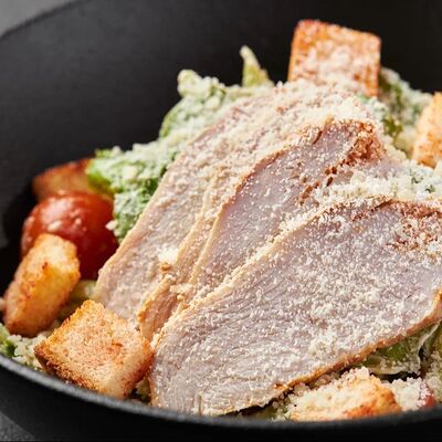 Цезарь с курицей в По Чесноку по цене 555 ₽