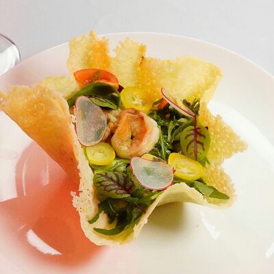 Салат с морепродуктами в сырной корзинке в Игристо по цене 1050 ₽