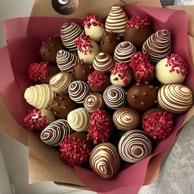 Букет из клубники в шоколаде Изысканность М в Jannat berry по цене 5999 ₽