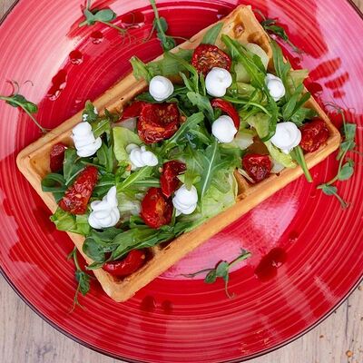 Вафля с вялеными томатами, рукколой и сыром творожным в Кофе и Вафли по цене 460 ₽