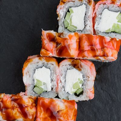 Роллы Филадельфия с тигровой креветкой в Хорошие руки - Роллы по цене 970 ₽