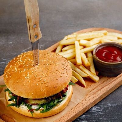 Бургер с говяжьей котлетой и картофелем фри в Дирхам Халяль по цене 650 ₽