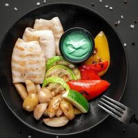 Кальмар с овощами на гриле в Mesto Sushi & Grill