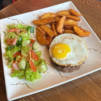 Рубленый бифштекс из мраморной говядины с яйцом, картофелем по-деревенски и овощным салатом в Хорошее Место по цене 439 ₽