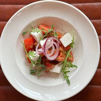 Салат с томатами и брынзой в Пипа по цене 490 ₽