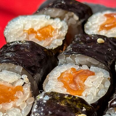 Ролл с лососем в Vanana cafe по цене 375 ₽