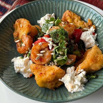 Салат с хрустящими баклажанами, королевскими креветками, домашним сыром и семечкамив Кинто по цене 960 ₽