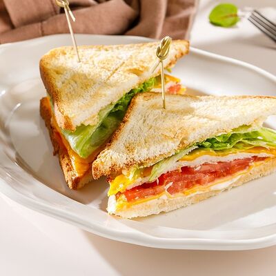 Сэндвич с фермерским цыпленком в Кукумбер по цене 650 ₽