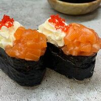 Суши с лососем чиз в Fenix Sushi