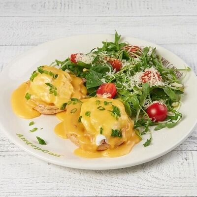 Яйца Бенедикт с беконом и голландским соусом в АндерСон по цене 720 ₽