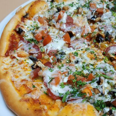 Пицца Охотничья в Оазис кафе по цене 690 ₽