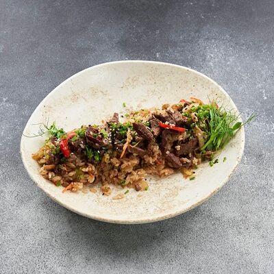 Гохан с говядиной в 1st Gallery Lounge по цене 1114 ₽