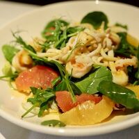 Салат с креветками и кальмарами в Klaus Cafe