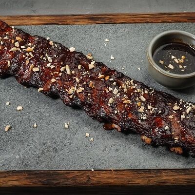 Свиные ребра, соус сливовый барбекю в Рестобар Гриль 39 по цене 890 ₽