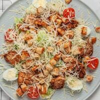 Салат Цезарь с курицей в Жигули паб