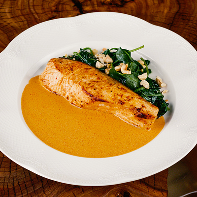 Семга со шпинатом, кешью, соусом биск в Съели Сумели по цене 2190 ₽
