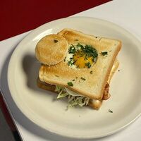 Сэндвич с яйцом и грудинкой в Буффет