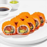 Ролл Калифорния с лососем в икре в SeabasSushi