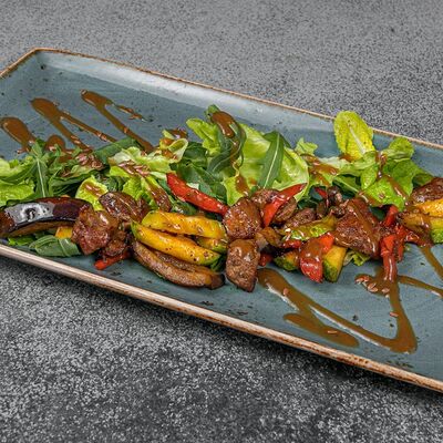 Тёплый салат из куриной печени с манго и соусом Деми-гласс в Кухня радости по цене 750 ₽