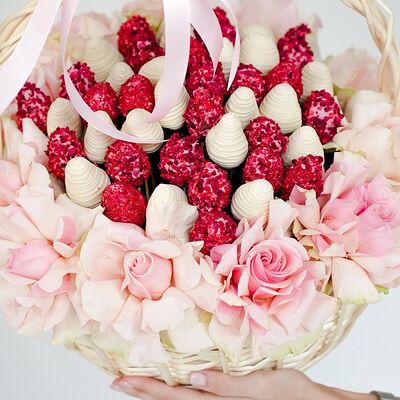 Корзина клубники в шоколаде с ажурной розой №5 в SOK - клубника в шоколаде по цене 9900 ₽